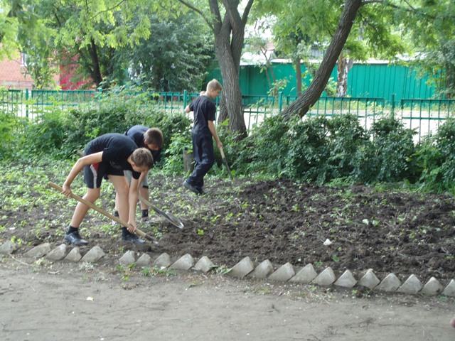 Мальчики 7-го класса копают школьный огород